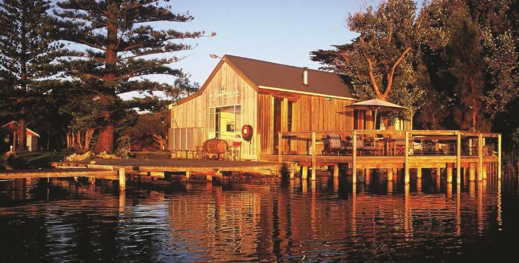 ein Haus auf einem Steg auf einem Wasserkörper in der Unterkunft Boathouse - Birks River Retreat in Goolwa