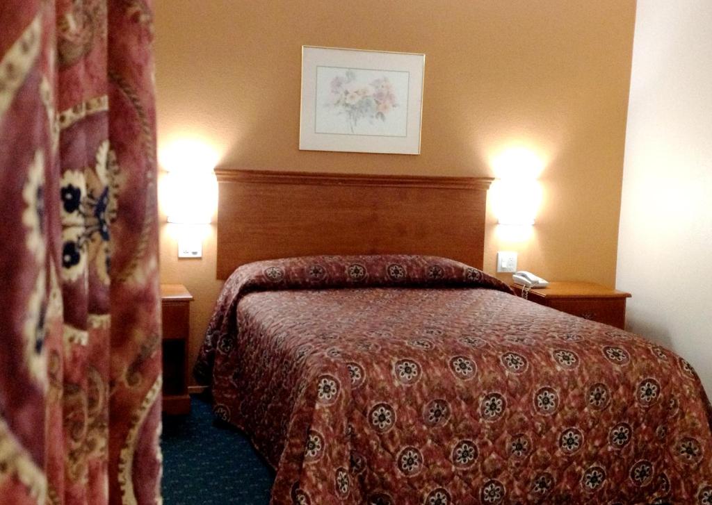 Postel nebo postele na pokoji v ubytování Harvey's Motel SDSU La Mesa San Diego