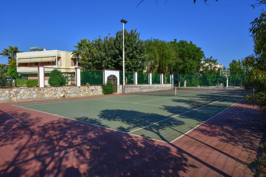 Tenis a/nebo squash v ubytování Sun Rise Hotel Apartments nebo okolí