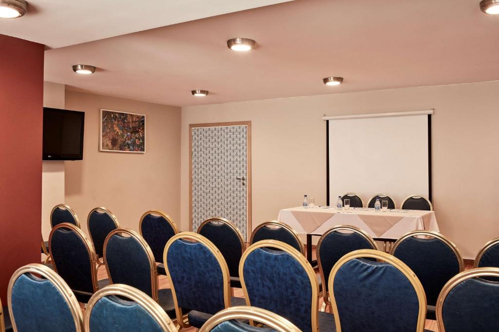 TV a/nebo společenská místnost v ubytování Candia Hotel