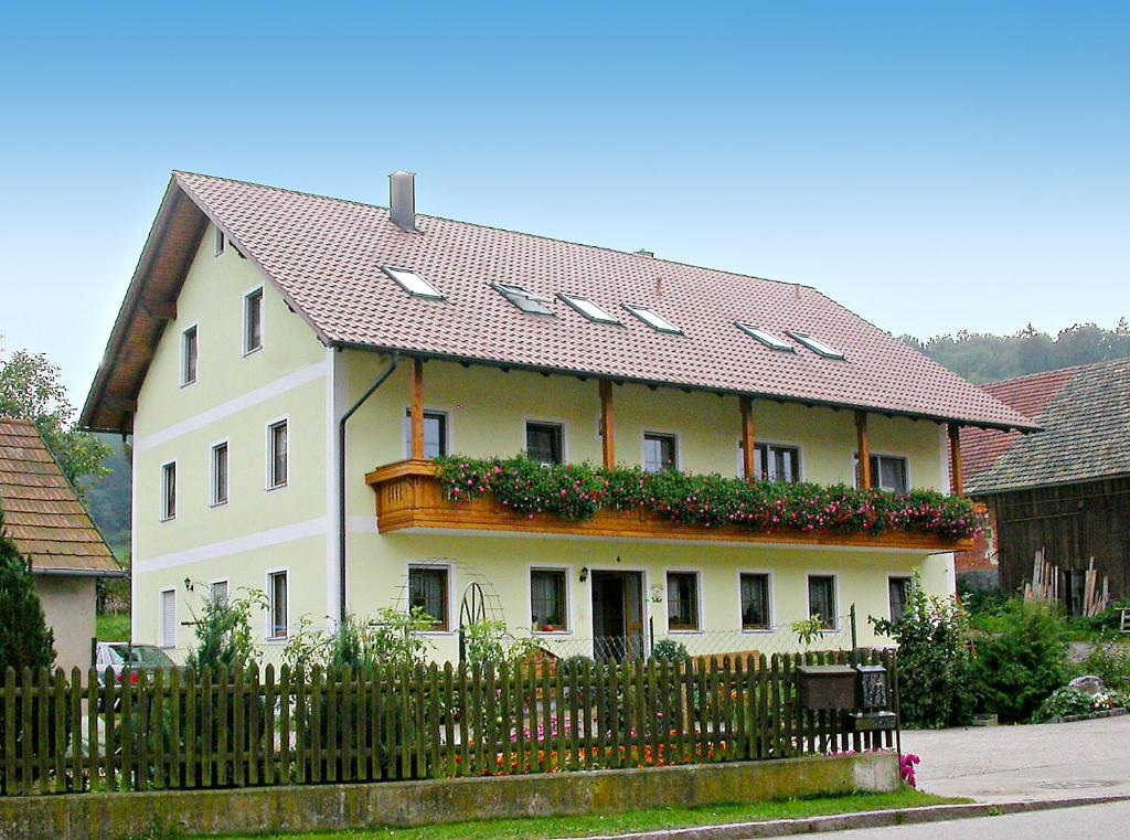 Biały dom z płotem przed nim w obiekcie Angeln am Regen - Angelhof Posl w mieście Nittenau