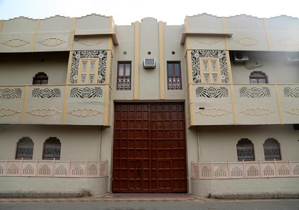 een gebouw met een bruine deur en een balkon bij Vijaigarh Kothi - Heritage boutique in Varanasi