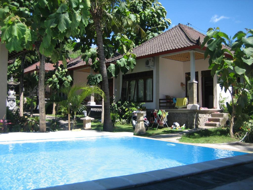 una piscina frente a una casa en Double One Villas Amed II, en Amed