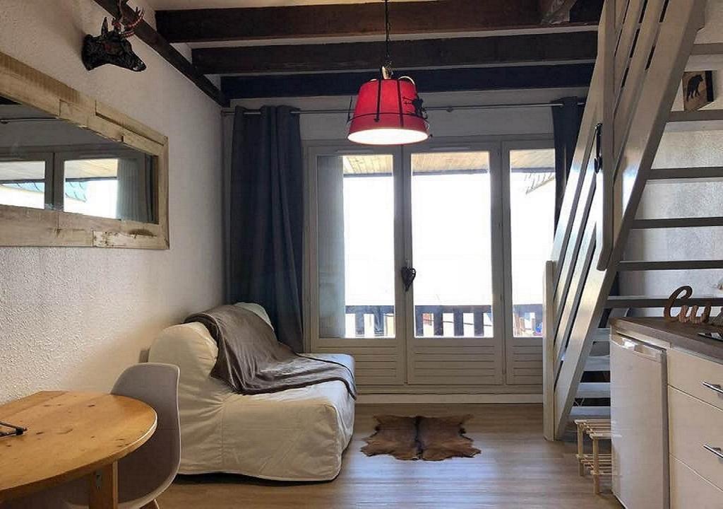 ein Wohnzimmer mit einem Hund auf dem Boden in der Unterkunft Appartement Cosy in Les Angles