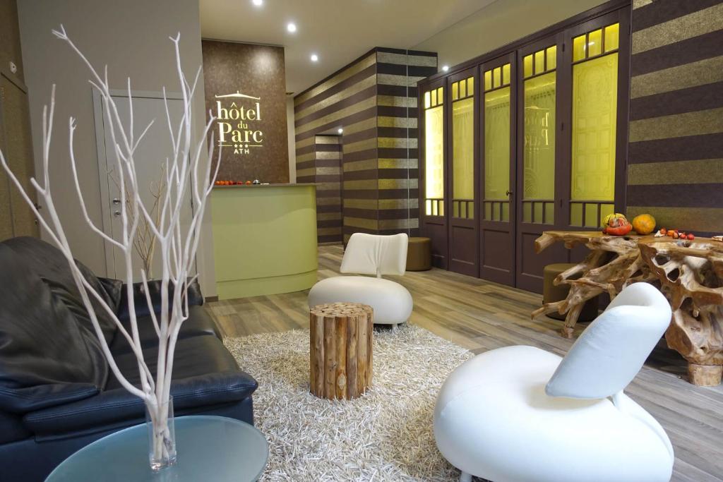 eine Lobby mit einem Sofa, Stühlen und einem Tisch in der Unterkunft Hôtel du Parc Ath in Ath