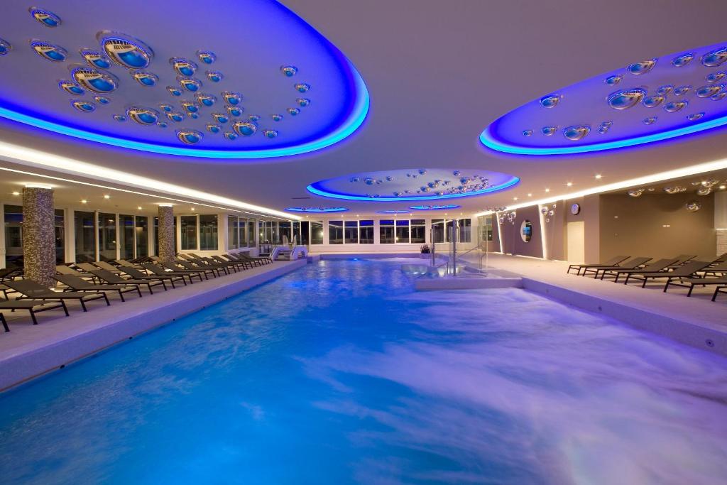 Bazén v ubytování Hotel Terme Venezia nebo v jeho okolí