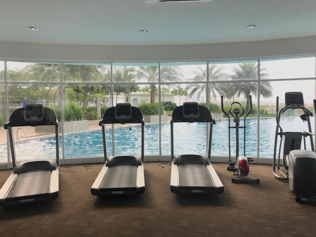 Fitness centrum a/nebo fitness zařízení v ubytování SINGGAH Putrajaya - 3 Bedrooms with Pool and KL View