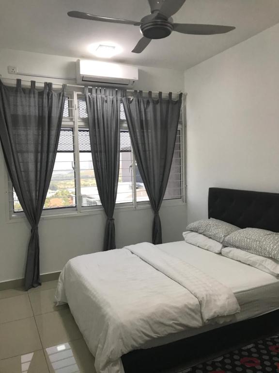 Postel nebo postele na pokoji v ubytování SINGGAH Putrajaya - 3 Bedrooms with Pool and KL View
