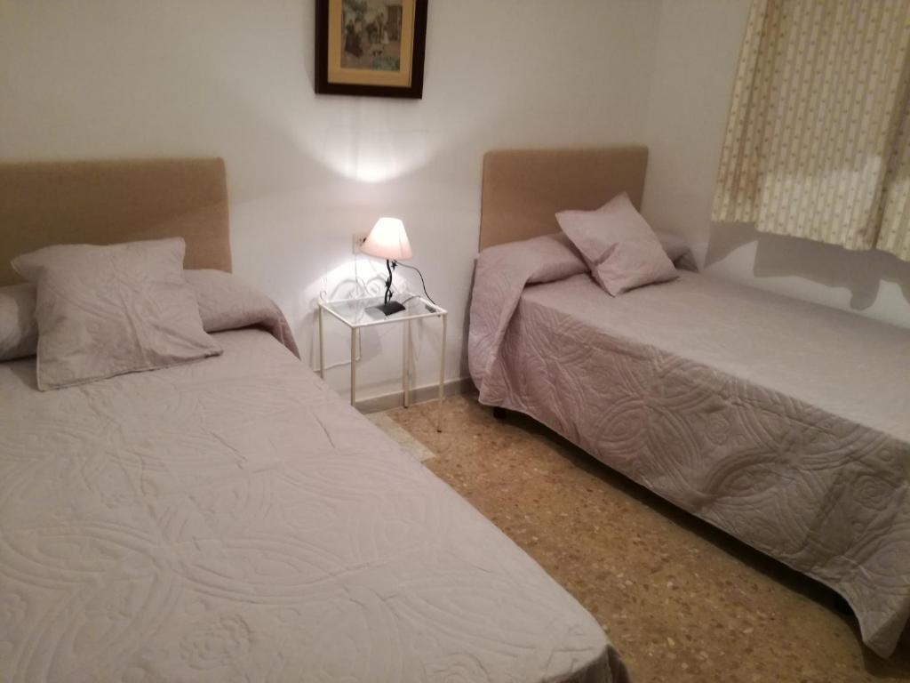 Postel nebo postele na pokoji v ubytování VIVIENDA COMPLETA EN SEVILLA