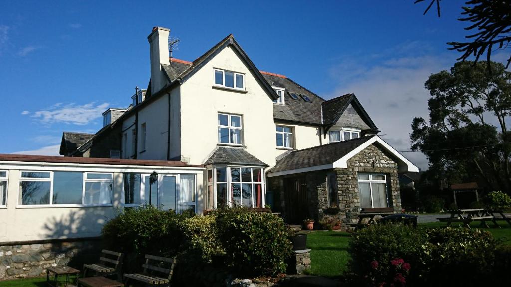 ein weißes Haus mit großen Fenstern in der Unterkunft Cadwgan House in Dyffryn