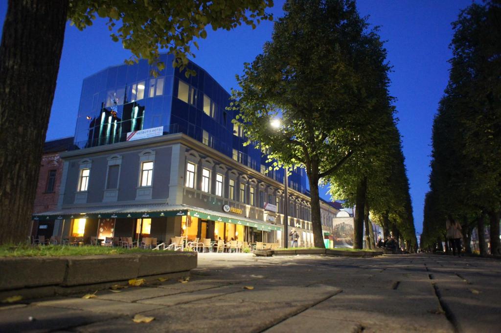 um edifício numa rua da cidade à noite em Kaunas City em Kaunas