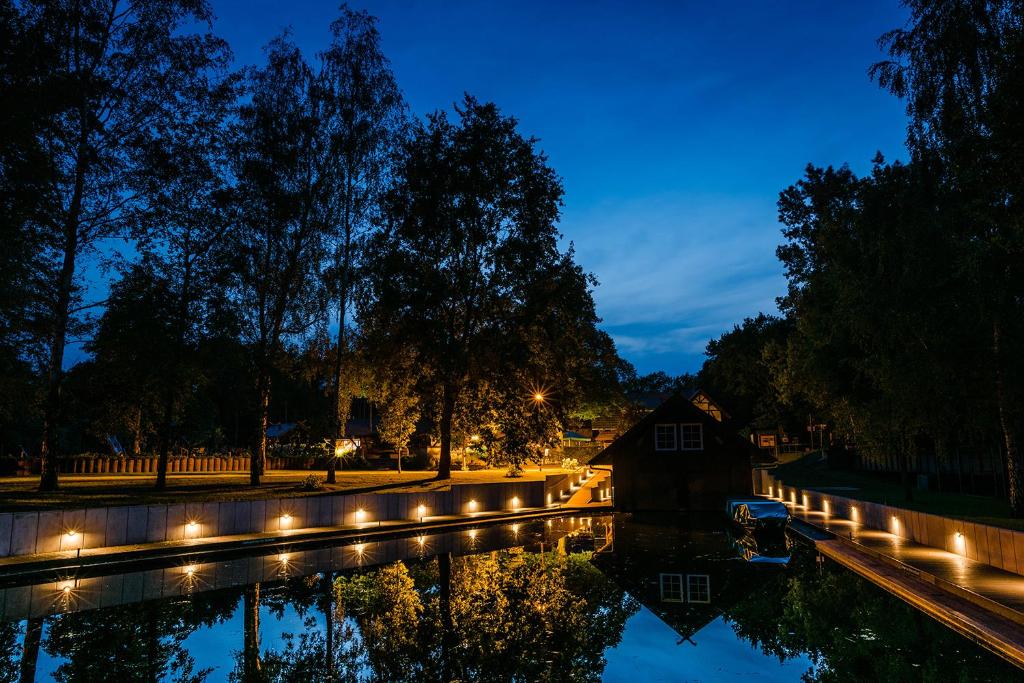 un fiume con le luci accese di notte di Pension Lehnigksberg a Lübben