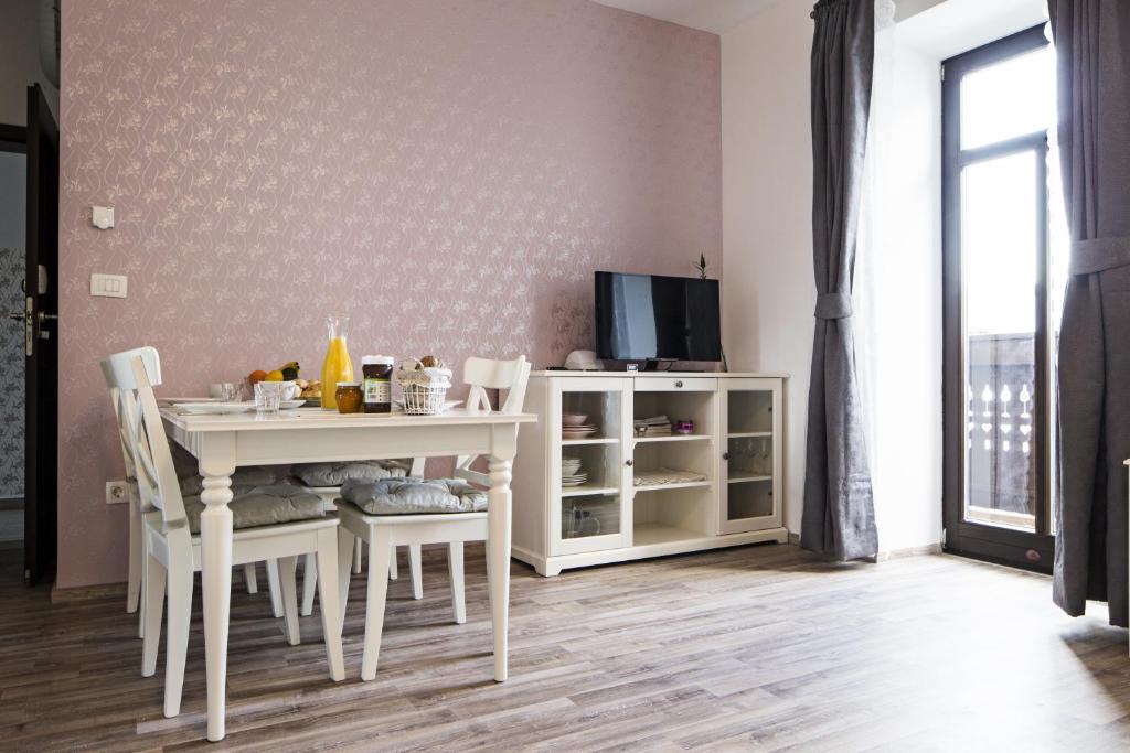 TV a/nebo společenská místnost v ubytování Vila Mila