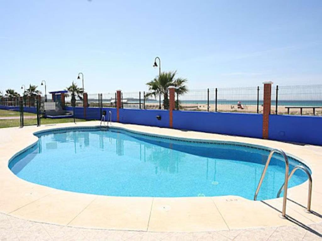 タリファにあるTarifa Cozy House - Beach Front, Pool, Parkingのビーチを背景にしたスイミングプール