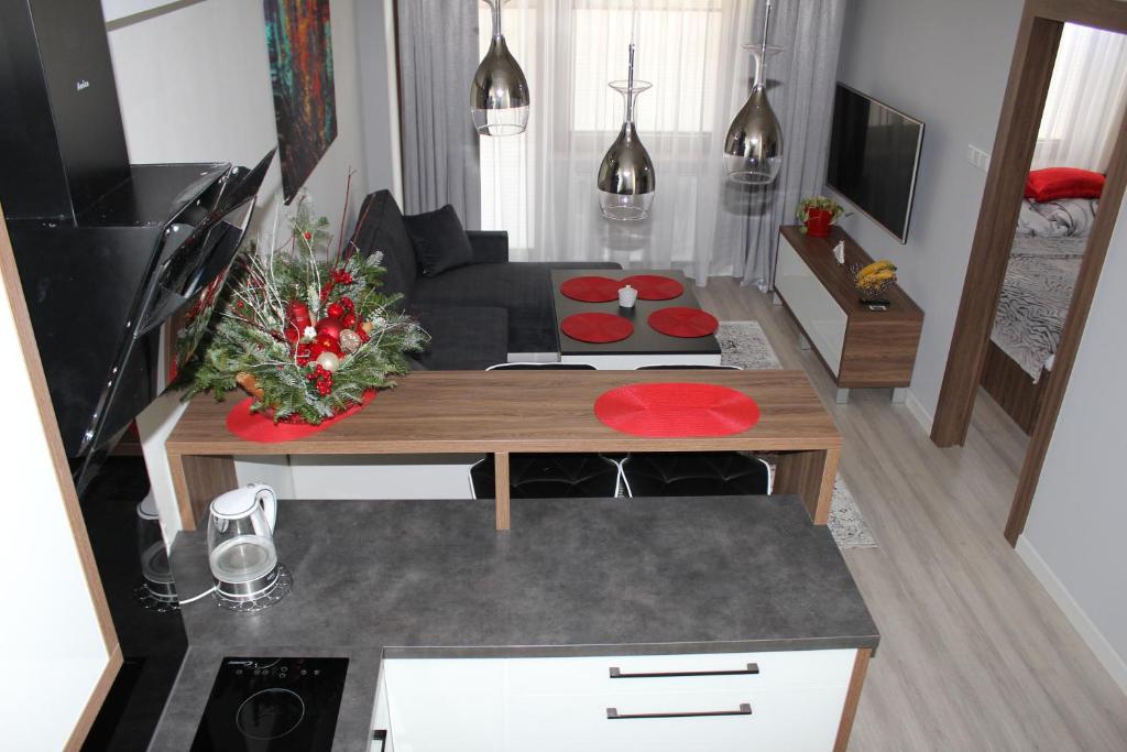 sala de estar con sofá y mesa en apartament rodzinny, en Krynica-Zdrój