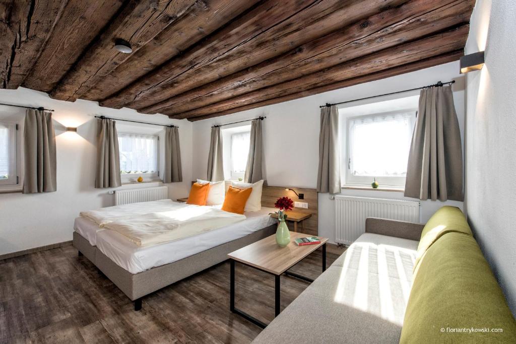 ニュルンベルクにあるÜbernachten in der Tenneのベッドルーム(ベッド1台、ソファ付)