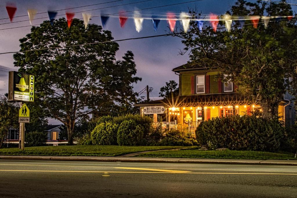 een huis met lichten ervoor in een straat bij Auberge d'Anjou-Cocooning Café in Petit Rocher