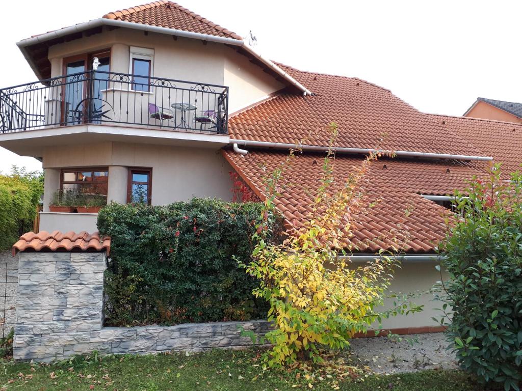 una casa con balcón en la parte superior en Kertvárosi Apartman, en Tiszaújváros