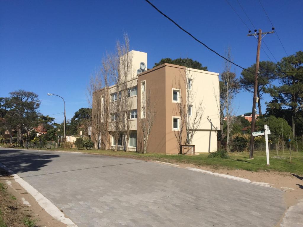 una calle vacía delante de un edificio en Silenios en Pinamar