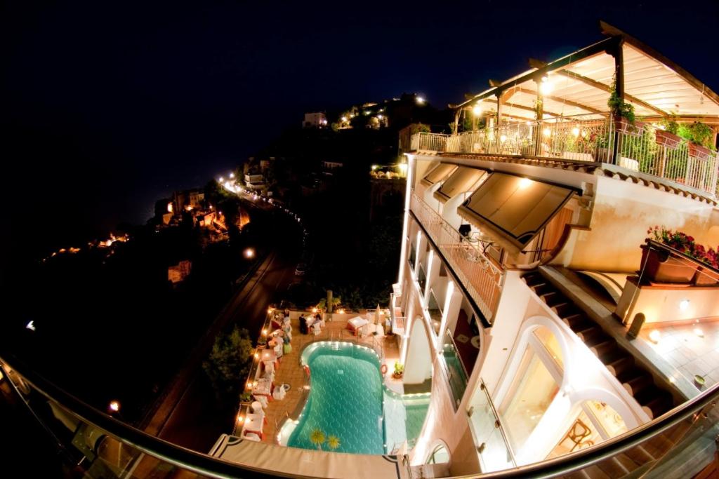 a view of a building with a swimming pool at night at Hotel Bonadies in Ravello