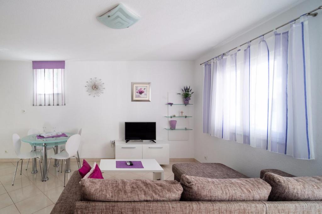 TV a/nebo společenská místnost v ubytování Apartments "Villa Antea"