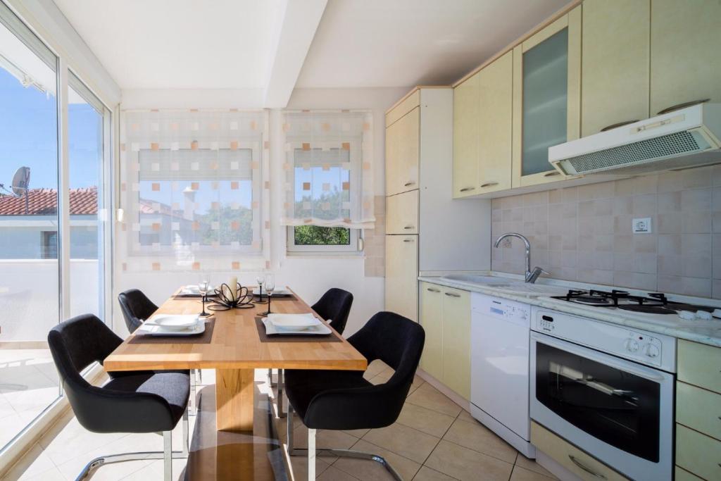 Kuchyň nebo kuchyňský kout v ubytování Apartments "Villa Antea"