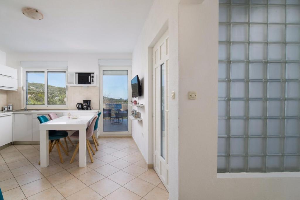 Kuchyň nebo kuchyňský kout v ubytování Apartments "Villa Antea"