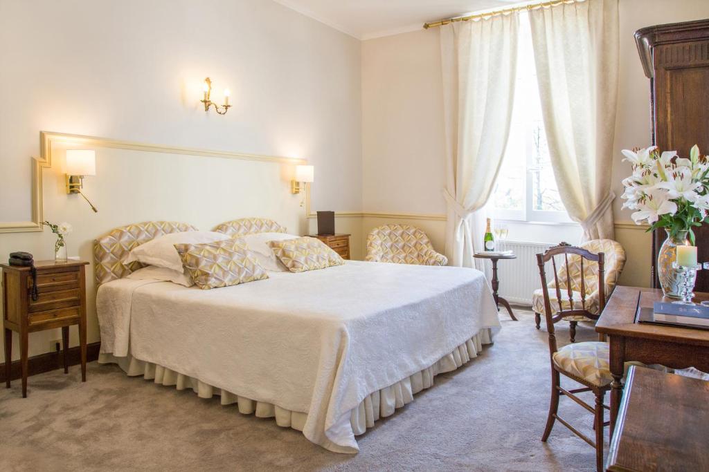 Postel nebo postele na pokoji v ubytování Logis Hôtel Restaurant Château Bellevue