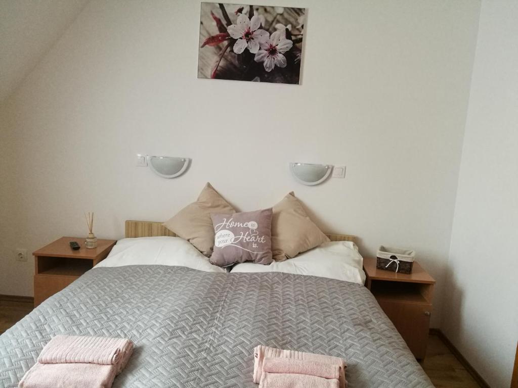 ein Schlafzimmer mit einem Bett mit zwei Handtüchern darauf in der Unterkunft ANGEL´S VENDÉGHÁZ in Eger