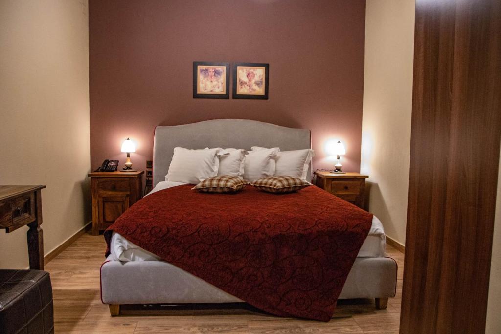 Postel nebo postele na pokoji v ubytování Pandion Luxury Boutique Hotel & Suites with Spa