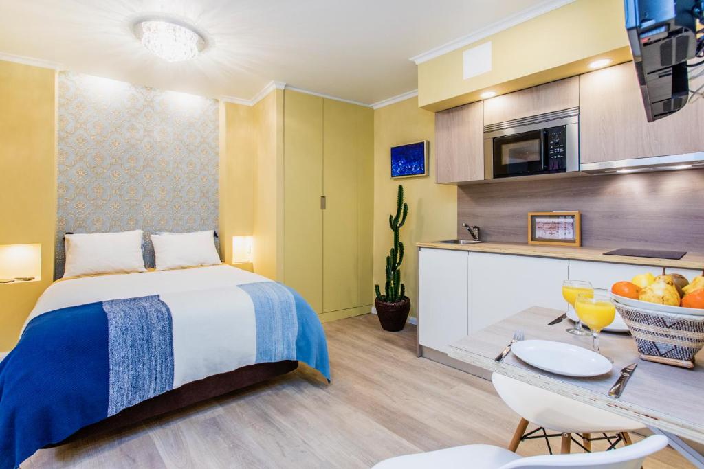 Habitación de hotel con cama y mesa con sillas en Brand new and cozy Alfama Experience, en Lisboa