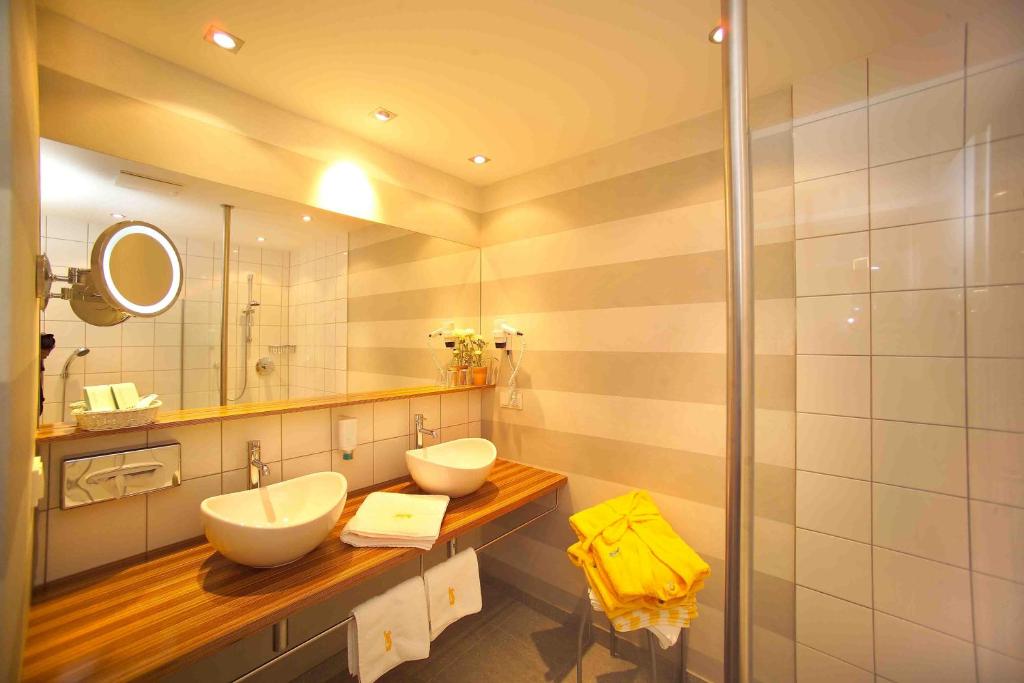 A bathroom at Seehotel Engstler