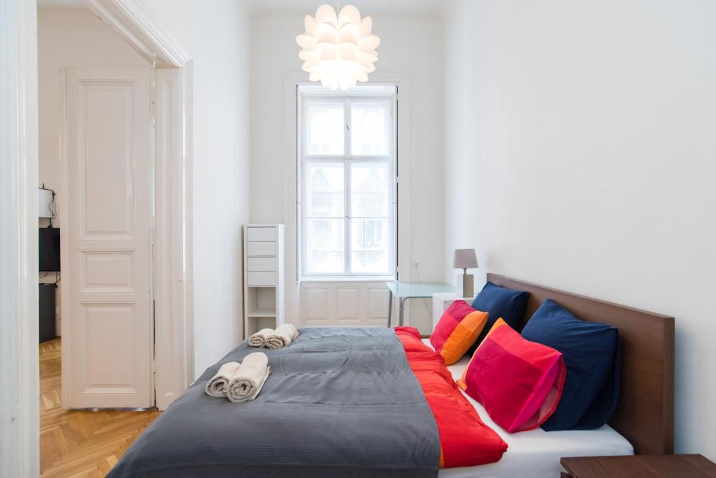 Posteľ alebo postele v izbe v ubytovaní Broadway Apartment Budapest