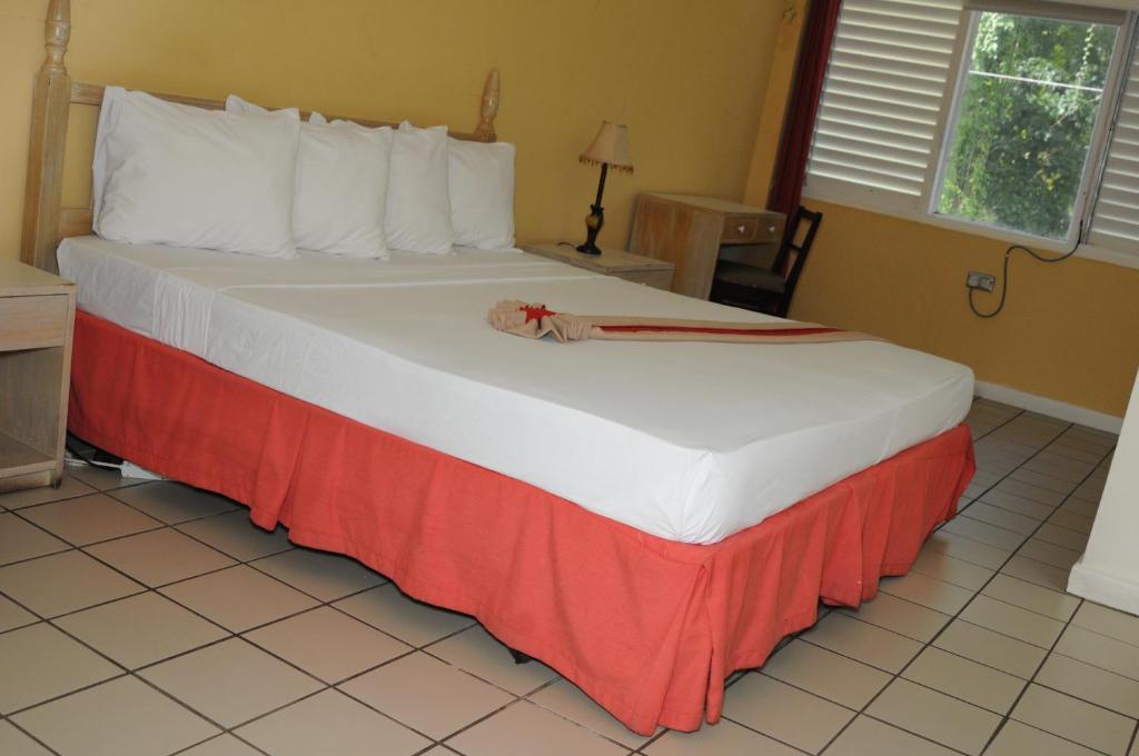 Postel nebo postele na pokoji v ubytování Pineapple Court Hotel