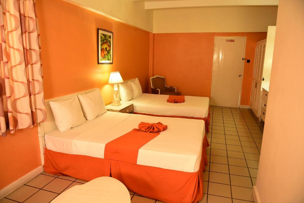 Postel nebo postele na pokoji v ubytování Pineapple Court Hotel