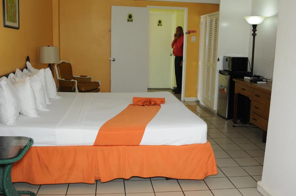 Postel nebo postele na pokoji v ubytování Pineapple Court Hotel