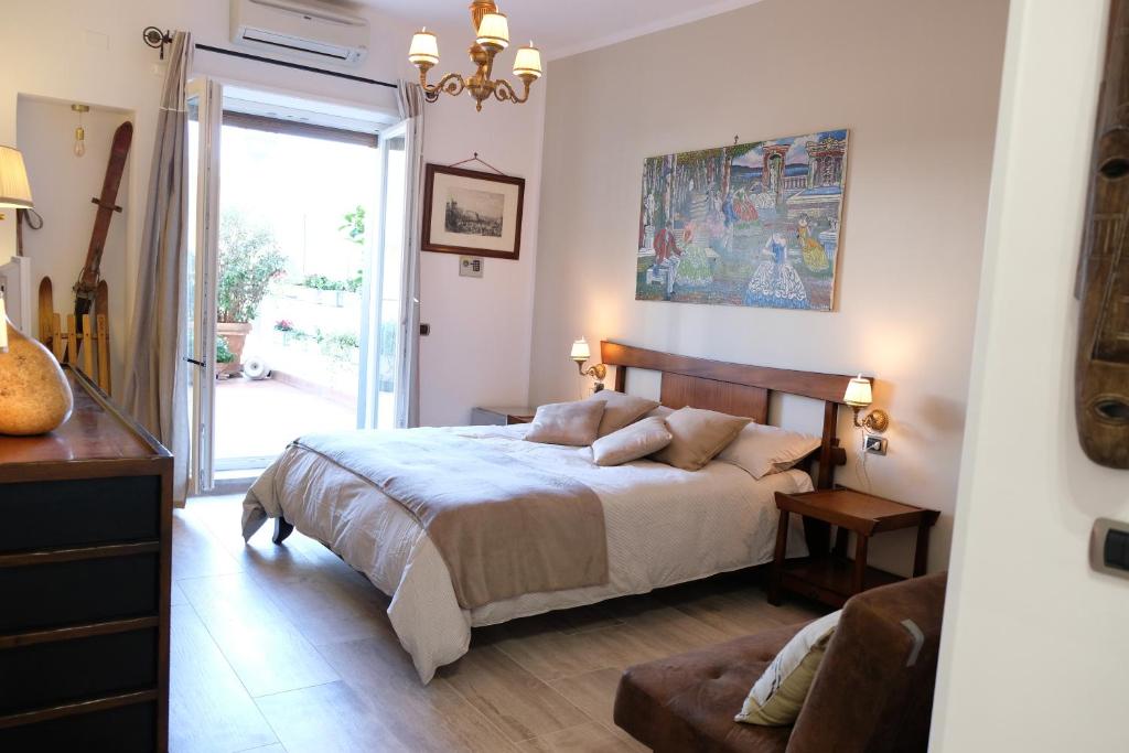 a bedroom with a bed and a sliding glass door at CASA MARINA in Naples