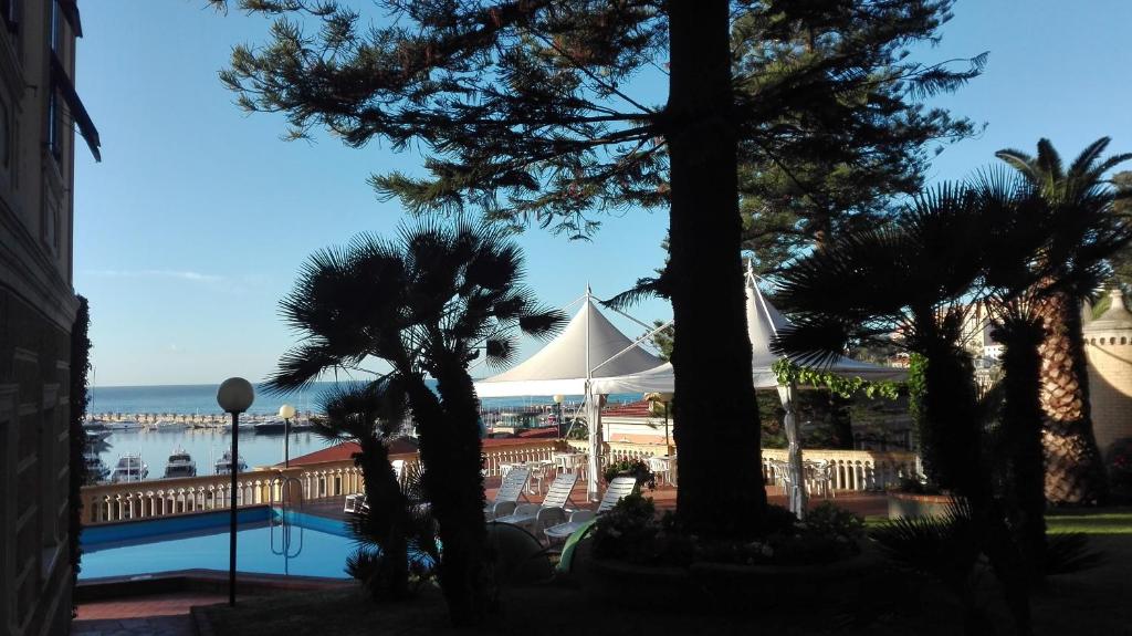 Bazén v ubytování Hotel Miramare nebo v jeho okolí