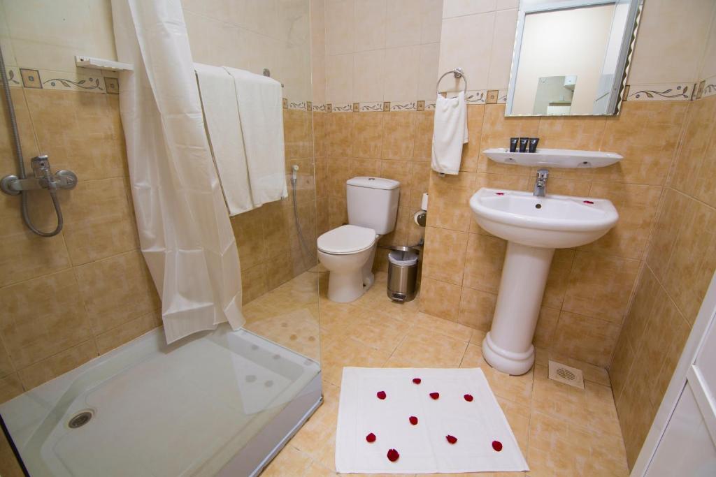 Koupelna v ubytování Mutrah Hotel