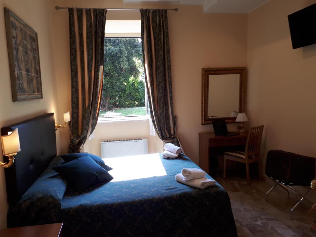 Una cama o camas en una habitación de Hotel Major Aventinus