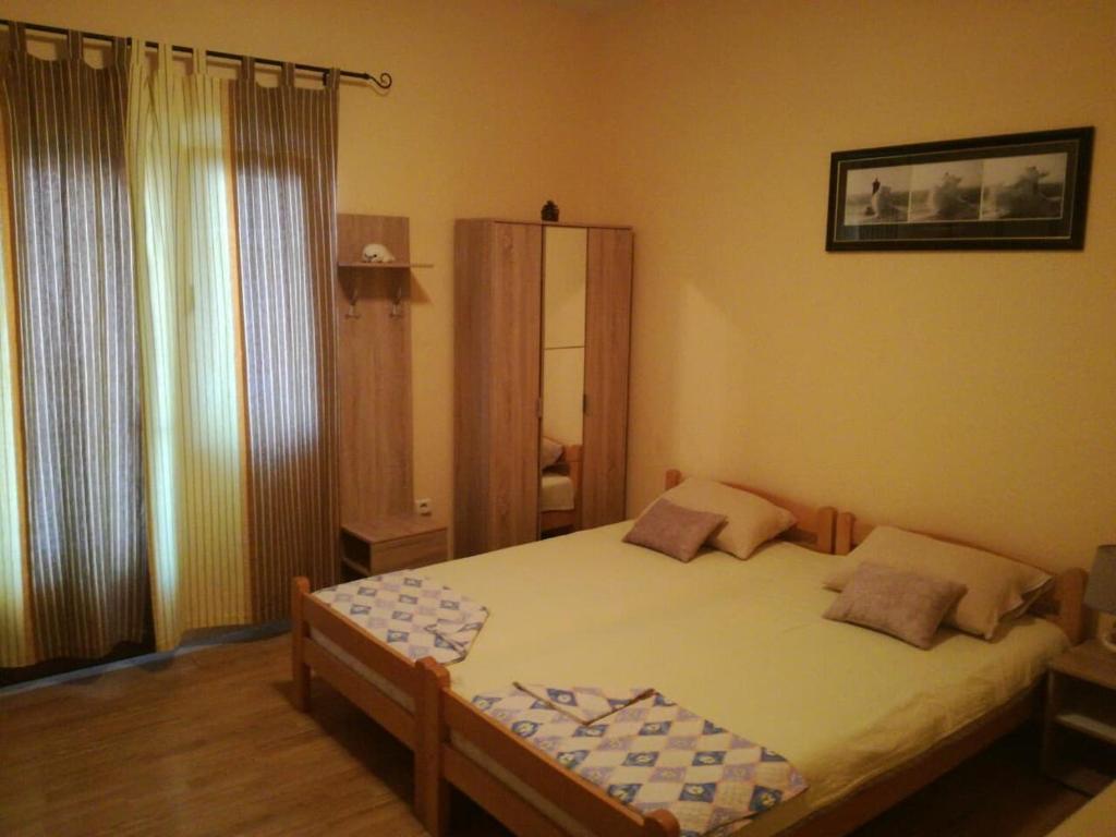 蒂瓦特的住宿－Romana 1，一间卧室,卧室内配有一张大床