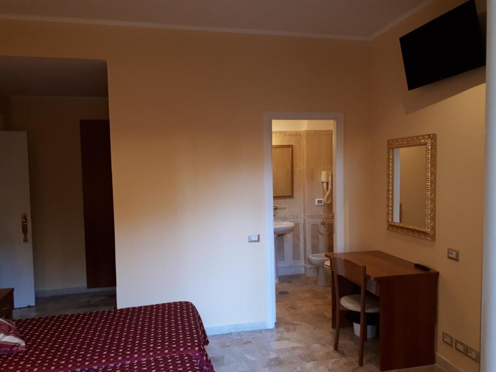 Una televisión o centro de entretenimiento en Hotel Major Aventinus
