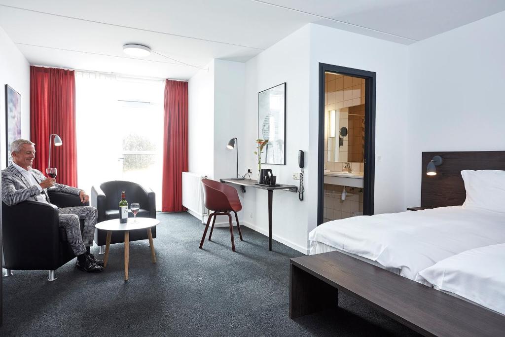 Una cama o camas en una habitación de Skaga Hotel