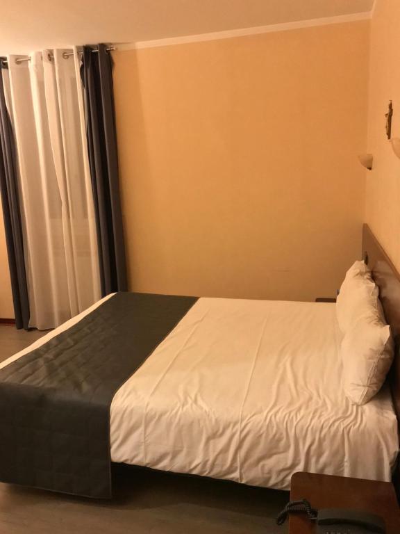 Llit o llits en una habitació de Hôtel Vesuvio