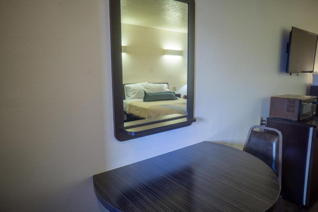 Sunnyside Inn and Suites - 