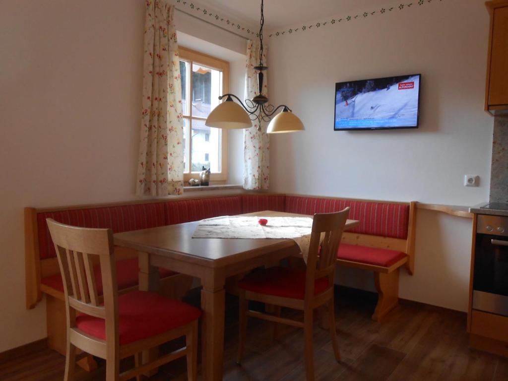 Televízia a/alebo spoločenská miestnosť v ubytovaní Gollehenhof