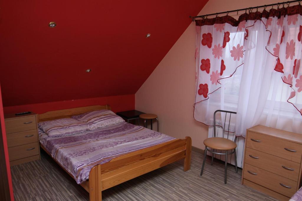 プウォツクにあるNocleg, prywatne pokojeのベッドルーム1室(ベッド1台付)、窓(カーテン付)