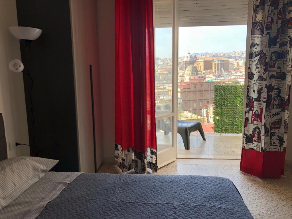- une chambre avec une fenêtre offrant une vue sur la ville dans l'établissement Ottieri Apartment Napoli Room&Kitchen with Panoramic View, à Naples