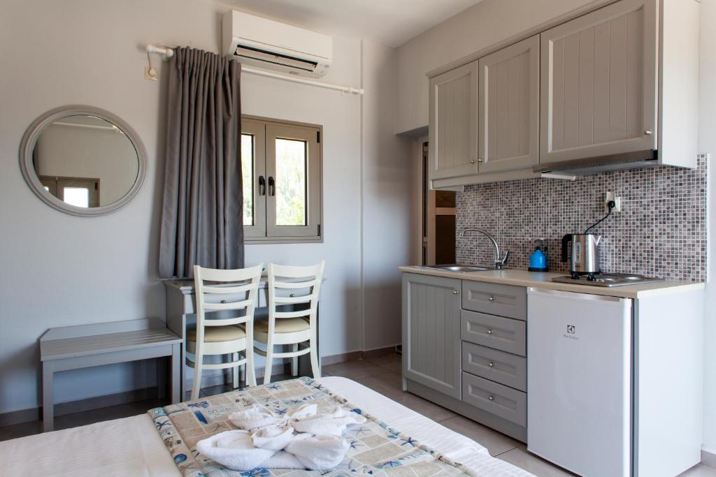 Kuchyň nebo kuchyňský kout v ubytování Mythos Suites Diskos