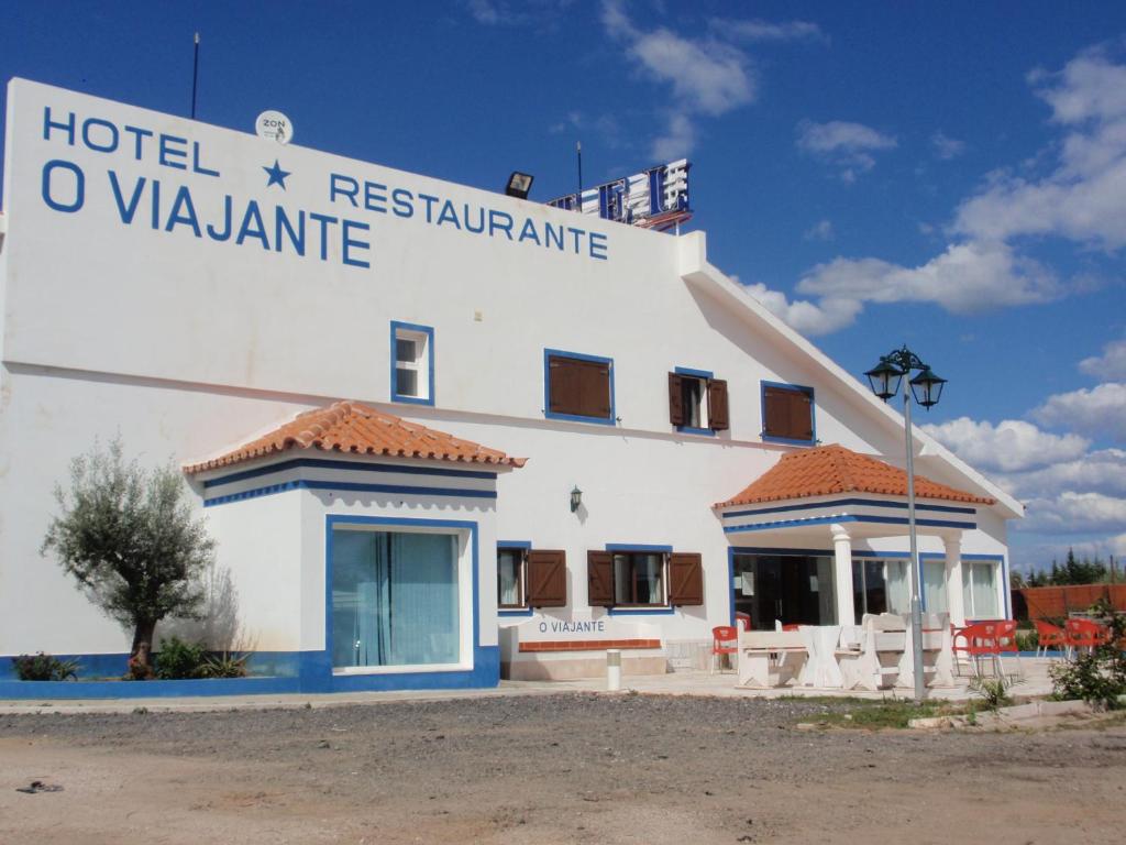 "O Viajante" Low Cost Hotel في إيستريموز: مبنى ابيض مع لافته مكتوب عليها حجر مطعم الفندق